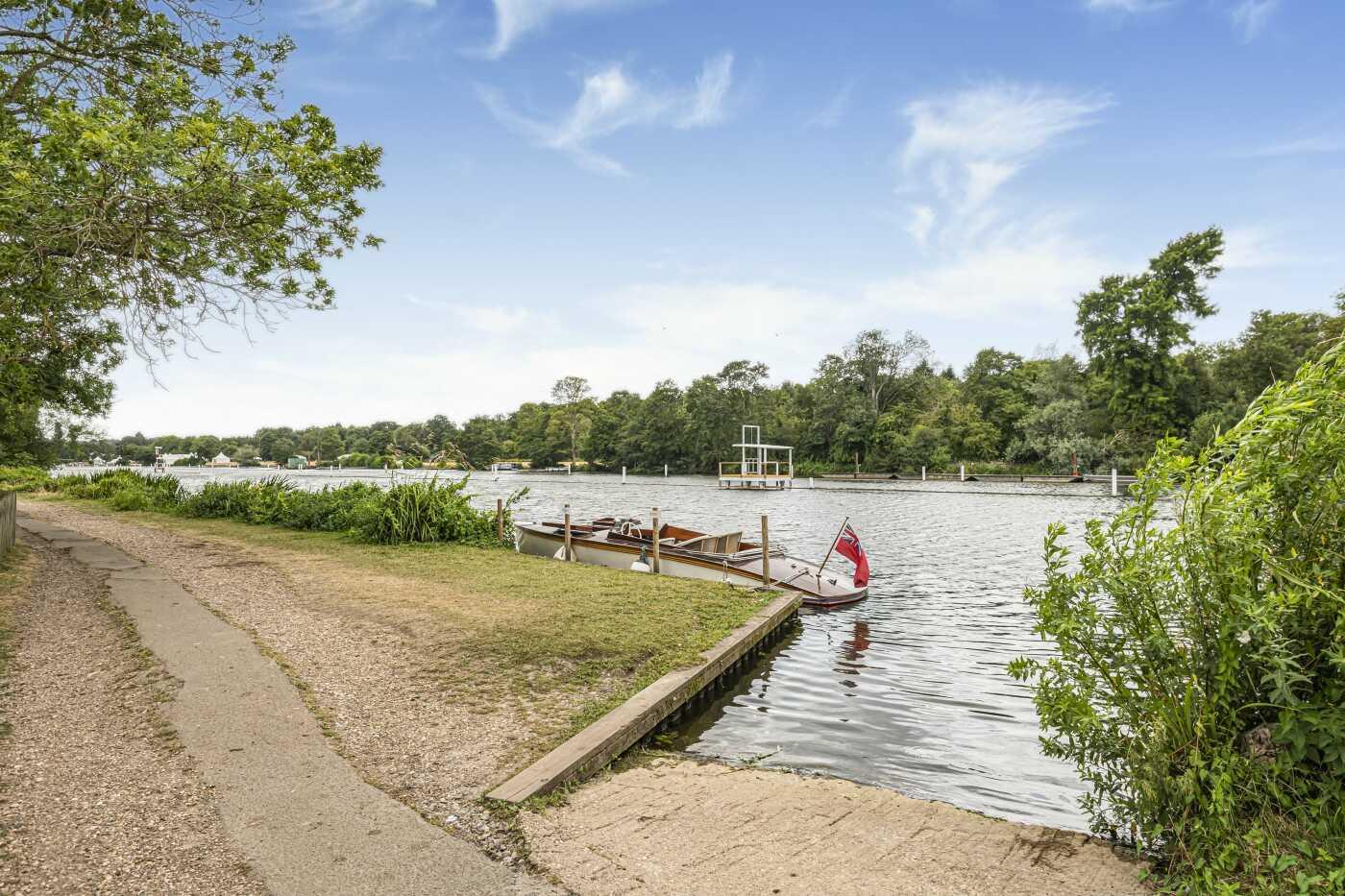 5 bed property in Remenham Lane, Henley-On-Thames